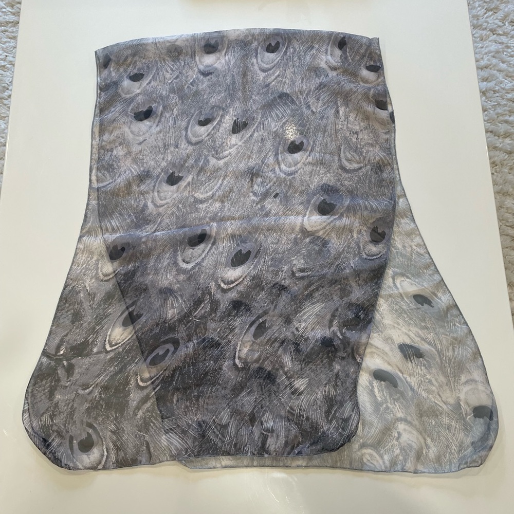 🔥Beautiful Gray Ombré Shear Peacock Feather Oblong Acrylic Scarf BNWOT
